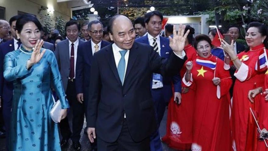 President visits Vietnamese in Thailand